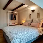 One Apartment's Albertsplatz - Design, Altbau & Zentral Lägenhet *