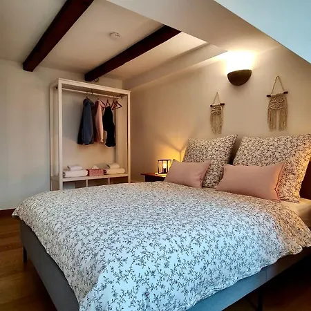 One Zentrales Design-altbau-apartment アパート *